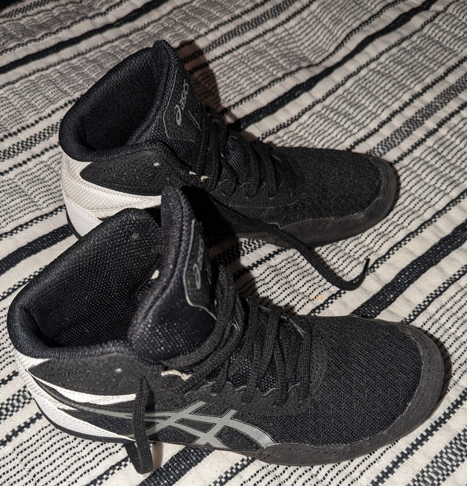 Asics youth wrestling shoe